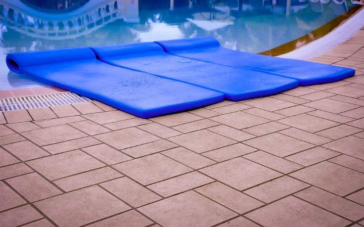 Floating mat for pool