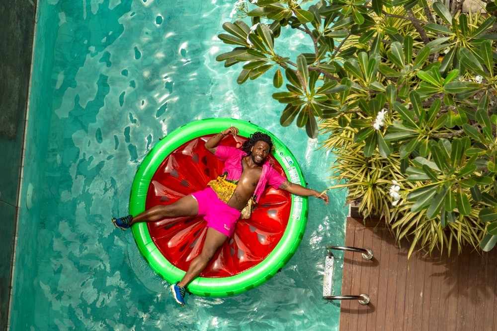 Inflatable floating mat