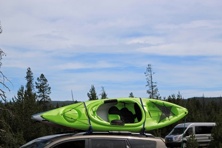 how to strap two kayaks to a roof rack